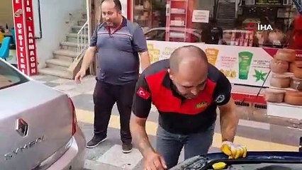 Otomobilin motor kısmına giren yavru kedi, 1 saatte çıkarıldı