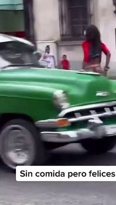 Farah, uno de los personajes más icónicos de La Habana, baila en plena calle con La Diosa