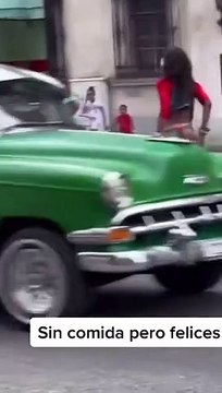 Farah, uno de los personajes más icónicos de La Habana, baila en plena calle con La Diosa