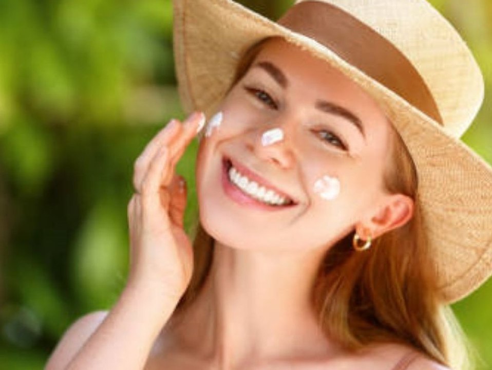 Sommerbeginn: So trägst du die Sonnencreme richtig auf