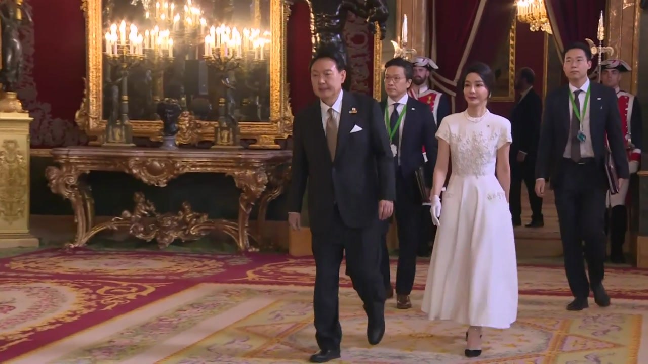 [현장영상+] 윤 대통령 부부, 스페인 국왕 주최 만찬 참석 / YTN