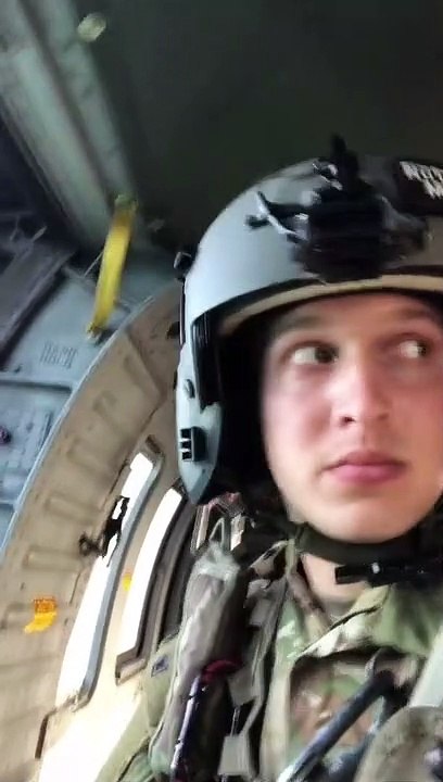Sortir sa tête d'un hélicoptère volant à 200km/h