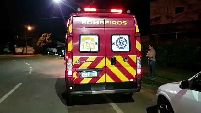Ao desviar de cachorro, motociclista cai e é socorrido pelos Bombeiros