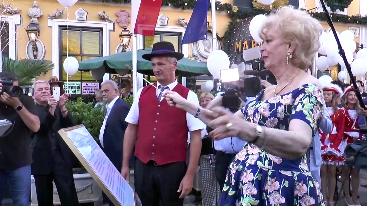 Zuerst kam der König und dann die Queen …… Runder  von Birgit Sarata