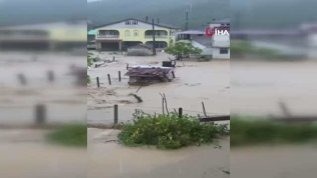 Son dakika haberleri | Sakarya Valisi Kaldırım sel bölgesinde: Bütün ekiplerimiz sahada, çok ciddi bir sıkıntı gözükmüyor