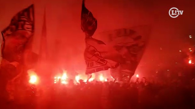 Torcida do Corinthians faz festa impressionante na chegada do time à Neo Química Arena
