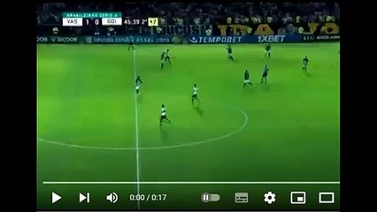 Muita calma e muita inteligência nesta hora. Gustavo passa a bola e diz: "Toma faz o Gol".