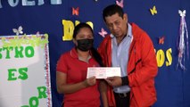 Gobierno entrega bonos complementarios a educadores nicaragüenses