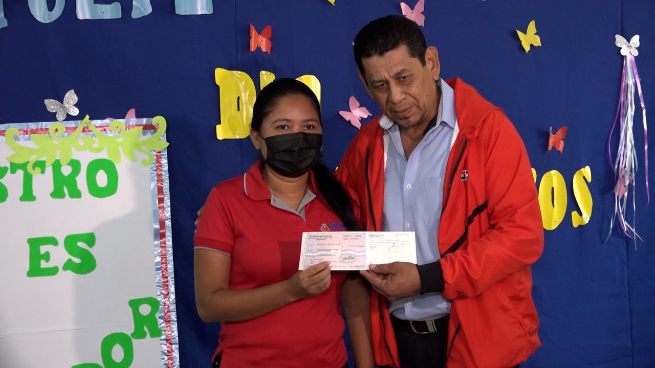 Gobierno entrega bonos complementarios a educadores nicaragüenses