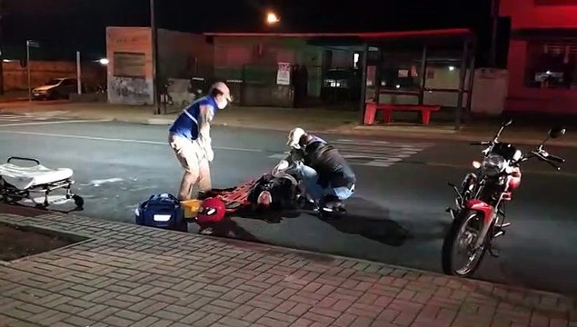 Mulher fica ferida após colisão entre motos na Av. Papagaios, em Cascavel