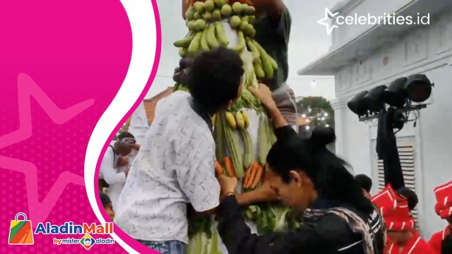 Unik! Gunungan Sayur dan Buah Diarak Keliling Kampung di Jember