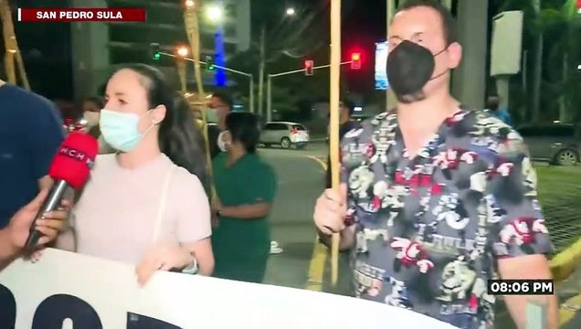 Grupo de médicos protestan por falta de pago de salarios en SPS