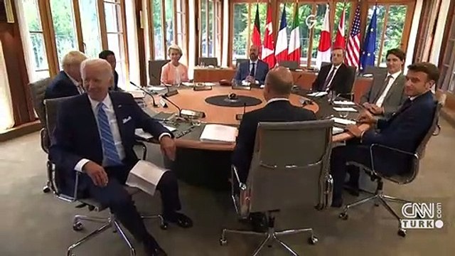 Macron, Biden'a kötü haberi verirken kameralara yakalandı! Danışmanı son anda uyardı