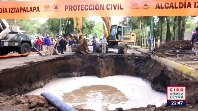 Megafuga deja inundaciones, colonias sin agua y un enorme socavón en Iztapalapa