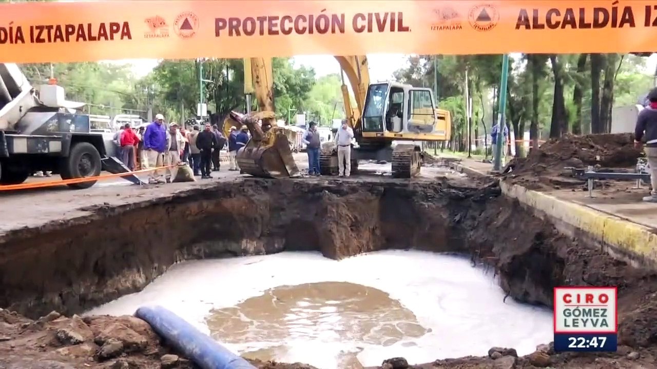 Megafuga deja inundaciones, colonias sin agua y un enorme socavón en Iztapalapa