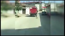 Köpeği traktörün römorkuna bağladı, metrelerce sürükledi!