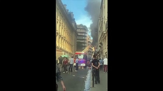 Au moins trois personnes gravement blessées dans un important incendie qui s'est déclaré ce matin dans un immeuble de la rue de Longchamps dans le 16ème arrondissement de Paris