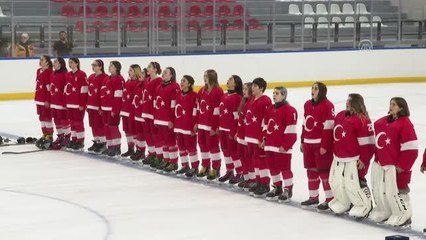 Buz hokeyinde genç kadınların hedefi madalya