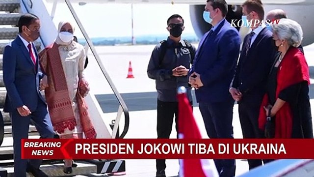 Momen Presiden Jokowi dengan Ditemani Ibu Iriana Saat Tiba di Kyiv, Ukraina