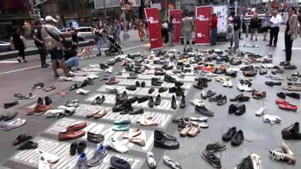 New York'un Times Meydanı'na 15 Temmuz şehitleri anısına 251 çift ayakkabı konuldu