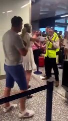 Impedido de embarcar, passageiro empurra mulher e agride segurança