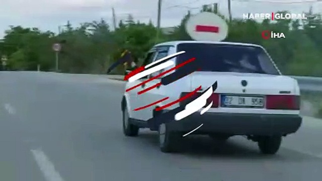 Pes dedirten rahatlık: Ayakları dışarda araba kullandı