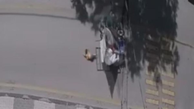 Kazadan ders çıkarmadı! Seyir halindeki motosikletten düşen çocuğu alıp tekrar sepete koydu