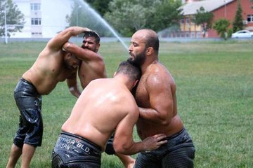 Kırkpınar'da güreşecek başpehlivanlar son yağlı antrenmanlarını Edirne'de yapıyor