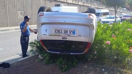 Devrilen otomobildeki 2 kişi yaralandı