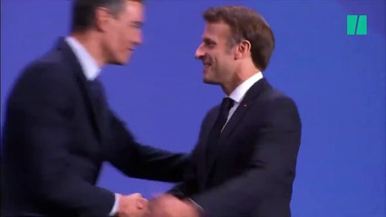 El cercano saludo de Sánchez y Macron antes del inicio de la Cumbre de la OTAN 2022 en Madrid