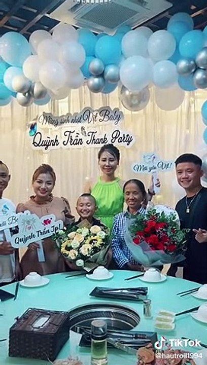 Quỳnh Trần JP ghé thăm gia đình Tam Mao còn tổ chức tiệc ăn uống rình rang cùng các YouTuber nổi tiếng