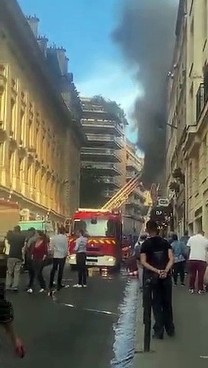 Incêndio em Paris com dezenas de feridos, três em estado grave