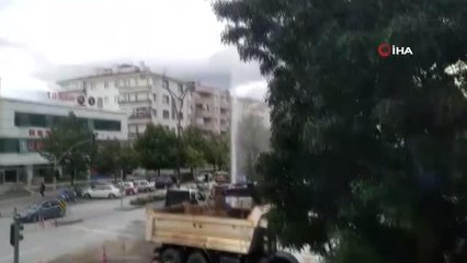 Belediye ekipleri su borusunu patlattı... Suyun yüksekliği apartman boyuna ulaştı