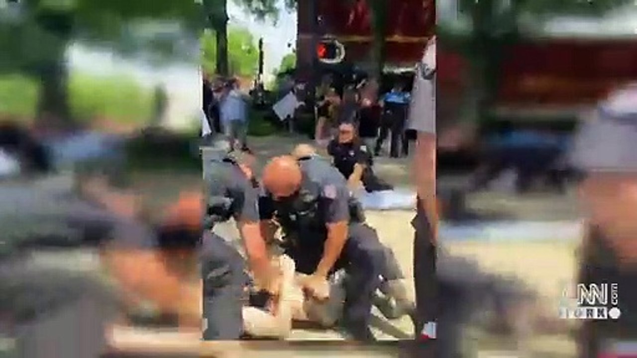 Polis kürtaj protestosu yapan eylemcilere saldırdı