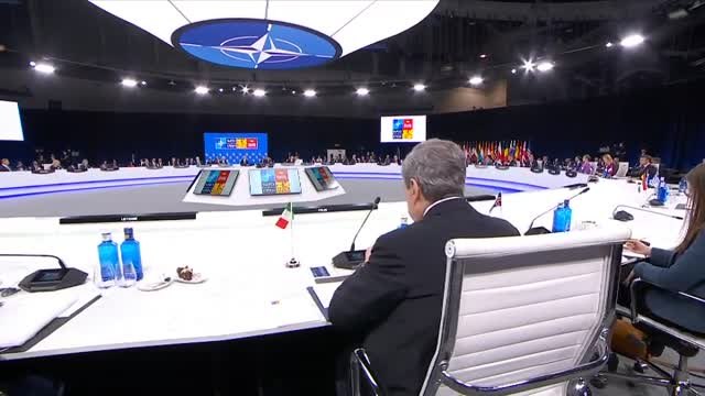 Sánchez inaugura la cumbre de la OTAN con el escudo de la bandera de España la revés