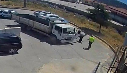 Son dakika haberleri... Seyir halinde nefesi kesilen kamyon sürücüsünü polisler hayata döndürdü