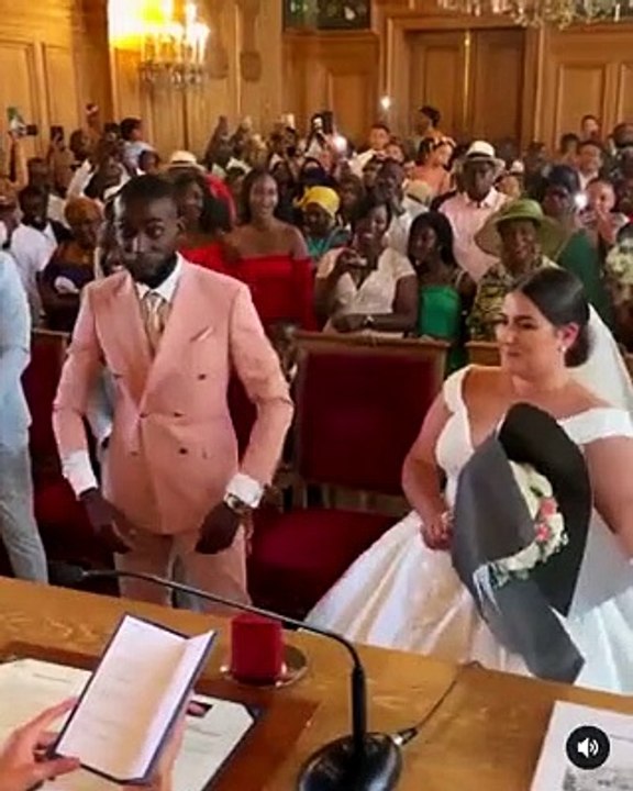 Il se marie et consulte son staff pour donner sa réponse