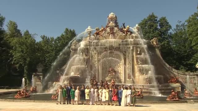 La reina Letizia y los acompañantes de los participantes en la cumbre de la OTAN visitan La Granja en Segovia