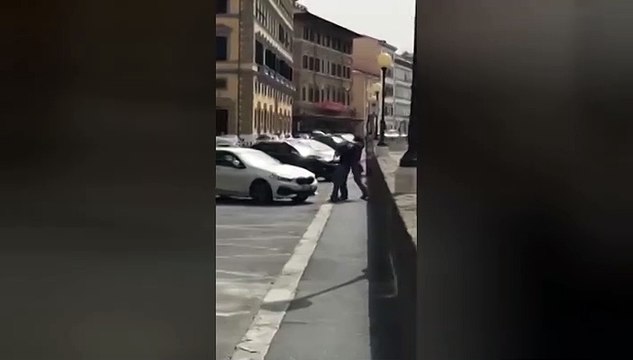 Donna prende a calci e pugni un uomo per strada: scippo sventato o lite tra conoscenti?