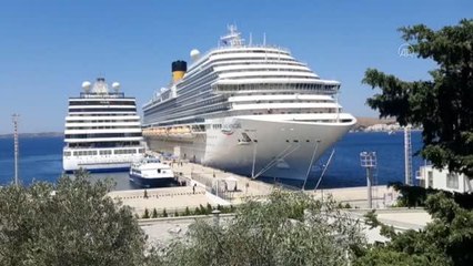 "Costa Venezia" ve "Seven Seas Explorer" Bodrum'a yanaştı