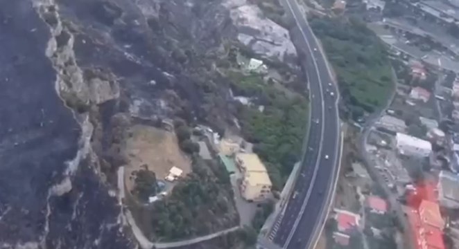 Pozzuoli, sotto controllo l'incendio tra Monte Barbaro e Carney Park (29.06.22)
