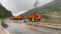 KASTAMONU - Sağanak sonrası çökme yaşanan Kastamonu-Ankara kara yolunda çalışma yapılıyor