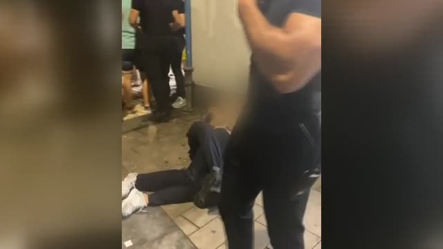 Mientras me tenían esposado me gritaba: Moro de mierda, maricón