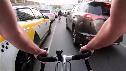 Un cycliste se prend pour un pilote et se rate bien comme il faut