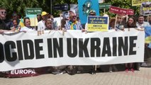 Decenas de ucranianos piden en Madrid más armas para luchar contra Rusia