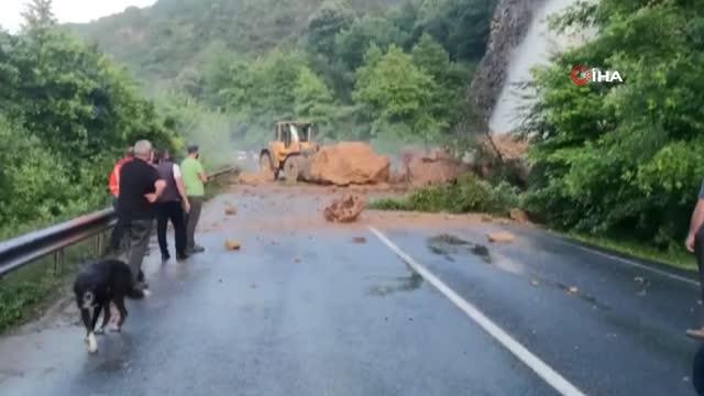 Yağmur suları adeta şelale gibi aktı, karayolunda oluşan heyelan için ekipler seferber oldu