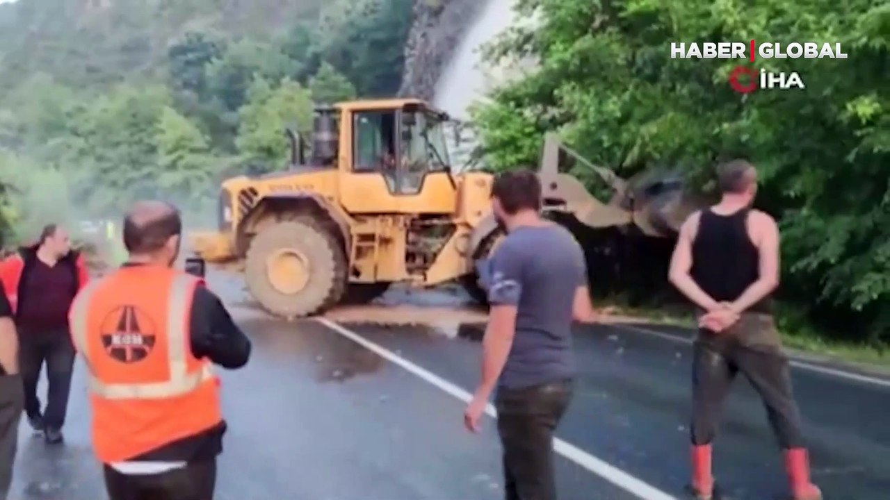 Karabük'te şelale gibi akan yağmur sularının yol açtığı heyelan için ekipler seferber oldu