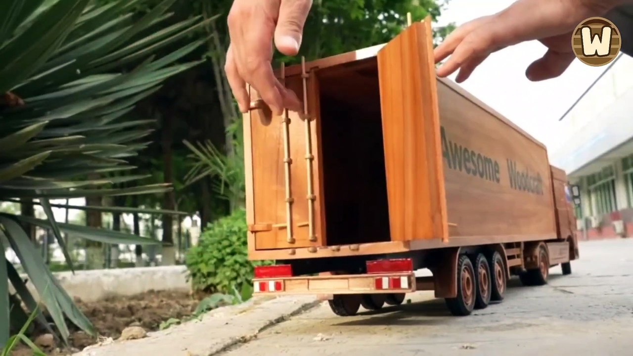 WOOD CARVING TRAILER TRUCK DAF XF2022