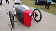 56 km/h, 100% électrique, 80 km d’autonomie : voici le véhicule du futur mi-vélo, mi-voiture