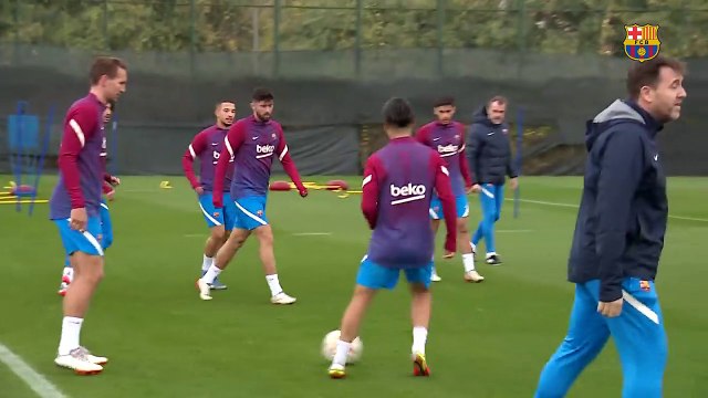Xavi demuestra su talento con el balón en un entrenamiento del Barça / FCB